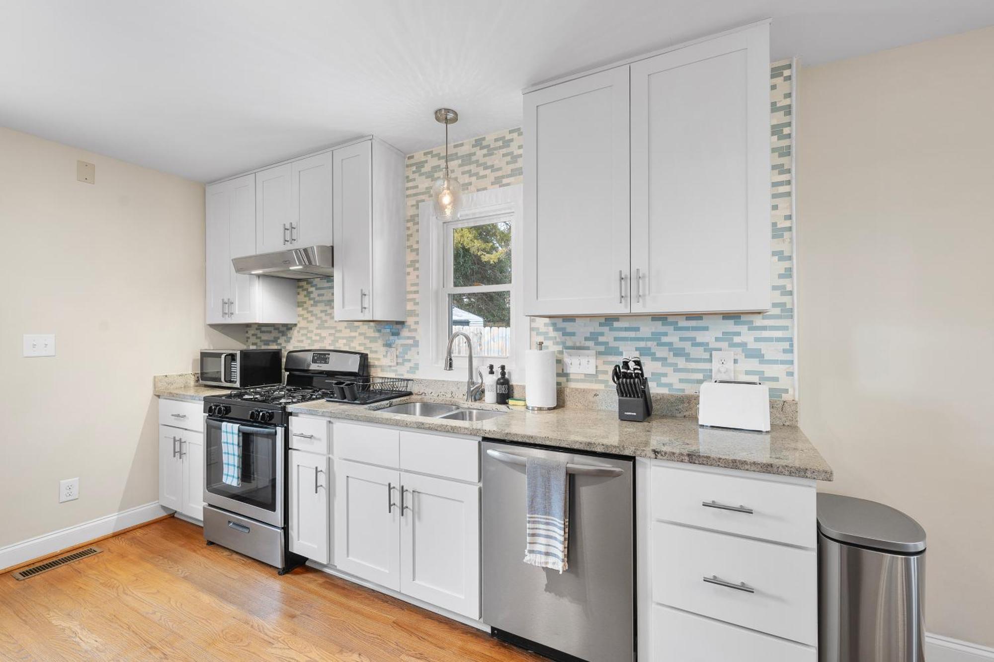 Charming Dt 3-Bed Bungalow With Fenced-In Yard Raleigh Extérieur photo